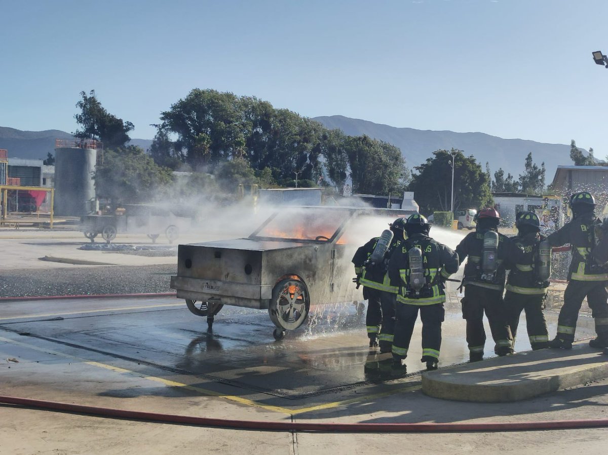 En campus Central <a href="/ANB_Chile/">Academia Nacional</a> se realiza práctica y evaluación del curso Fuego en vehículos para voluntarios del <a href="/BomberosNunoa/">Cuerpo de Bomberos de Ñuñoa</a>
<a href="/comandante_cbn/">Comandante CBÑ</a>