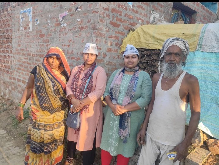 आज खागा नगर पंचायत के कमलाखेर गांव में महिला अध्यक्ष अंशु प्रभा व रत्नेश रत्ना ने लोगो से घर घर में जनसंपर्क किया ,उनसे बात करने के दौरान कहा  अगर आप चाहते हैं कि विकास की राजनीति हो तो एक मौका दे,सहयोग दे, आशीर्वाद दे,झाडू पे वोट दे|