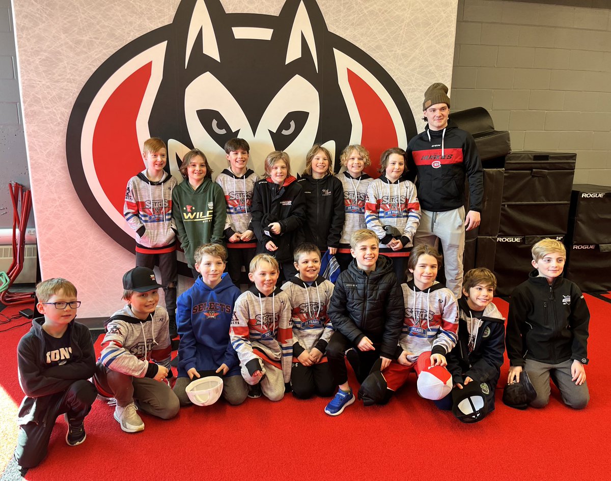 ThievesHockey's tweet image. This wide eyed group (A few Thieves) from Minnesota Selects - 2013 North took a tour of the St. Cloud State Huskies Men’s Hockey Locker Room on Saturday. Thank you Jack Peart for the incredible tour and experience! 🏒 #LotsOfQuestions #DidYouPlayBedard #MNSelects @YouthHockeyHub