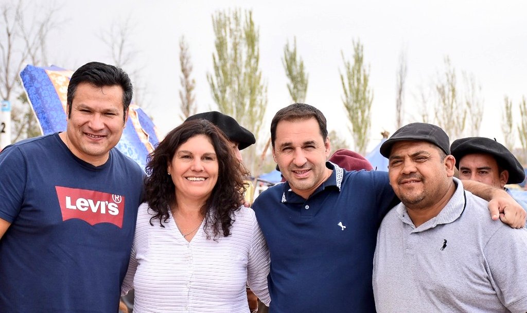 OLlancafilo's tweet photo. Con #ClaudiaArgumero y #ClaudioDominguez dialogamos con la gente sobre la continuidad de un proyecto de Provincia y de Ciudad que  defienda lo nuestro, sin grieta construyendo presente y futuro
#16deAbril 
#MarcosKoopmann Gobernador
#MarianoGaido Intendente https://t.co/aj4cxwNNhd