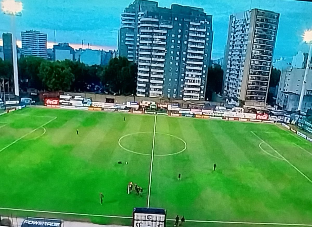 realdelapuente's tweet photo. Lo bueno de vivir ahí es que ves el partido desde el balcón y, cogoteando, ves la repe de las polémicas y los goles en la tele. 
Qué ojetudxs. https://t.co/1kdS6yh8It