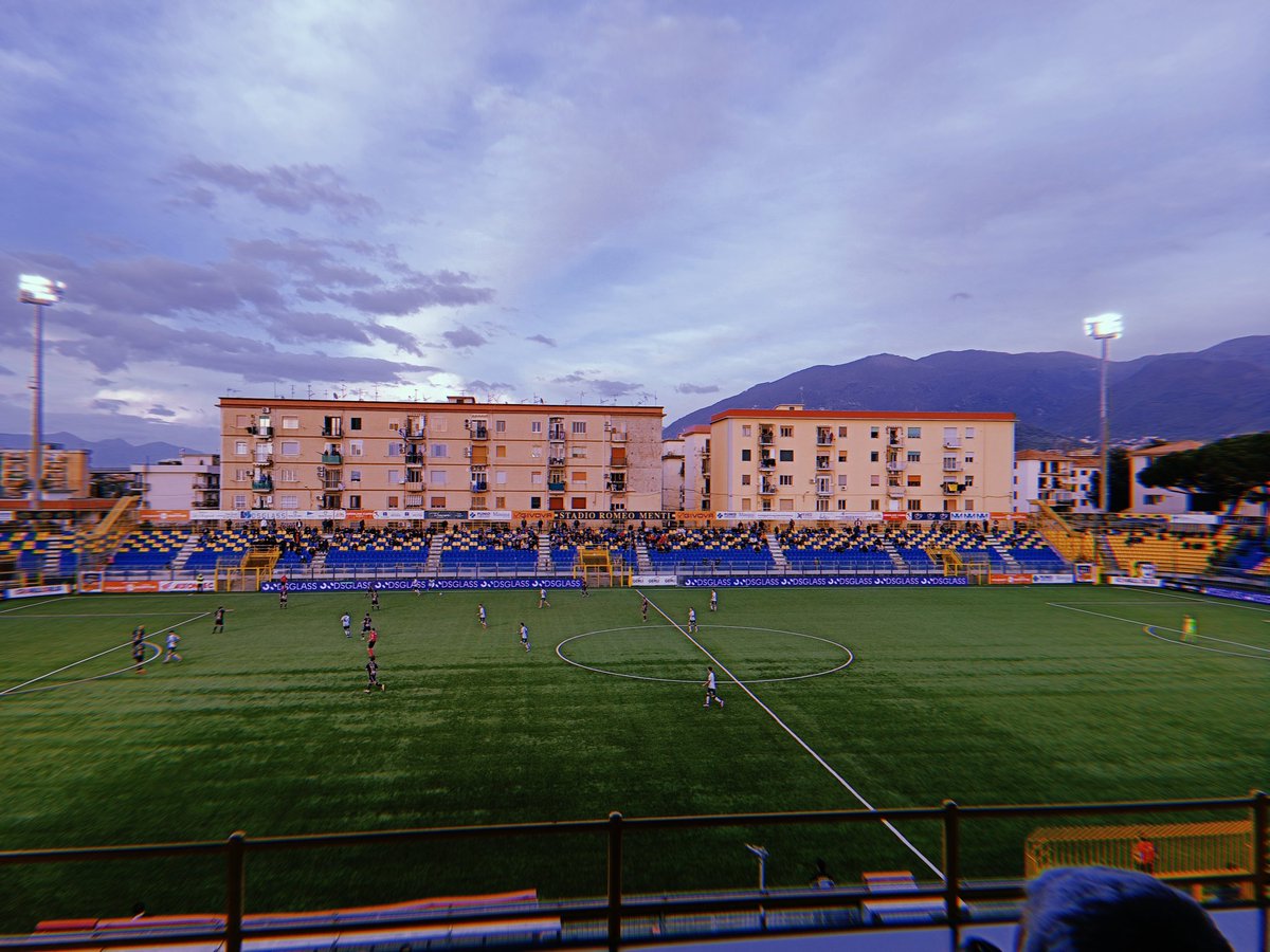 CoxDelux's tweet photo. Oggi domenica in modalità @desti_paradiso con @fevangelista10 al Menti di Castellammare per Juve Stabia Avellino, decisa da un gol chiaramente frutto di un impossibile allineamento di pianeti. Mi sono divertito https://t.co/rG9jjB1v3R