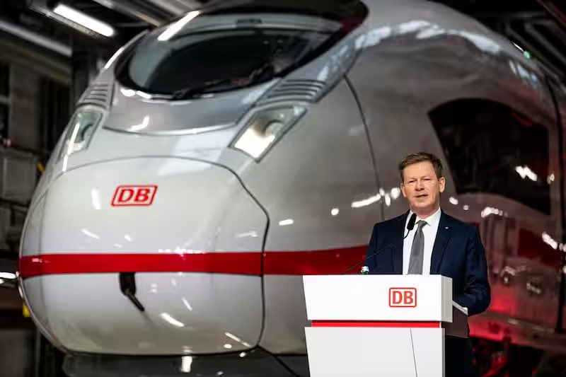 2023: “Bahnchef verdoppelt sich mit Bonus das Gehalt”

2024: “Schiene sieht nicht einen Cent”
Die zusätzlichen Einnahmen aus der LKW-Maut werden direkt auf das private Konto von DB-CEO Richard Lutz überwiesen. 
Seine Leistung als Bahnchef müsse sich wieder lohnen, so Lutz.