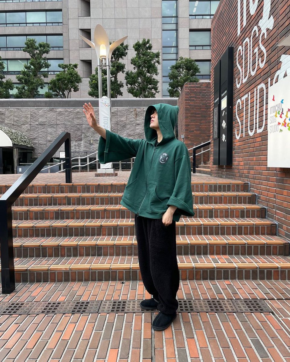 naakyuta's tweet photo. A man named Yuta is a man from Hogwarts. Wearing a slightly closed outfit, he poses as if he's showing his magic talent and shows that he's in the Slytherin group. https://t.co/Kq6Q8Cy2Xr