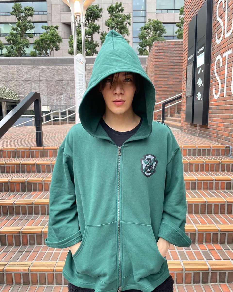 naakyuta's tweet photo. A man named Yuta is a man from Hogwarts. Wearing a slightly closed outfit, he poses as if he's showing his magic talent and shows that he's in the Slytherin group. https://t.co/Kq6Q8Cy2Xr