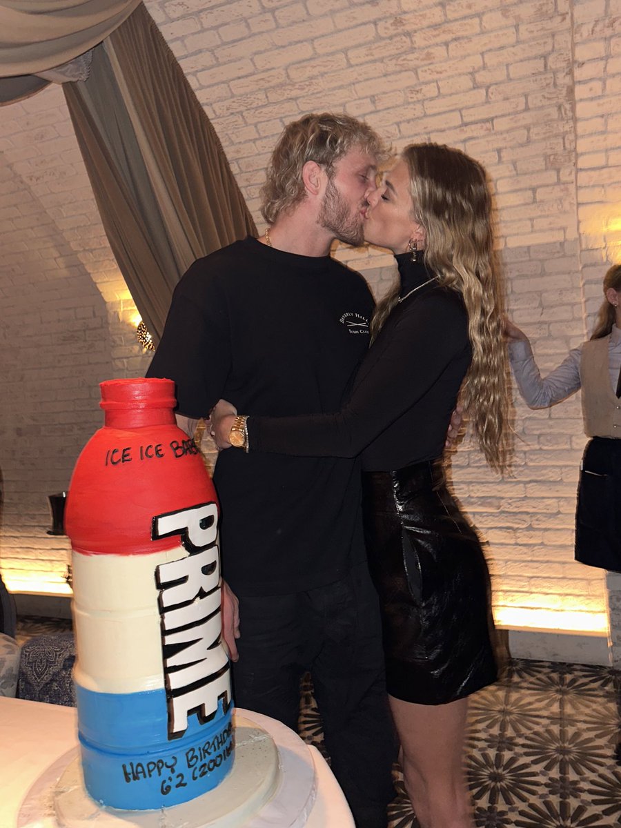 This weekend:

- Prime sponsored the LA Dodgers
- Ziplined into SoFi Stadium 
- Wrestlemania in front of 80,000 people
- Frog splashed KSI through a table 
- turned 28 years old 

One for the books 👌🏼