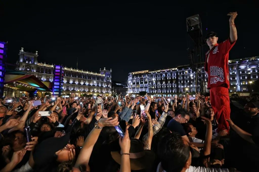 CulturaCiudadMx's tweet photo. ¡Así se vivió el gran cu cu cu #Cumbión en el Zócalo! 

Este sábado el Centro Histórico se convirtió nuevamente en la pista de baile más grande del mundo con las más de 80 mil personas que bailaron al ritmo de @margaritacumbia, @loskumbiakings y @askis_oficial. https://t.co/SaqgscGeZ4