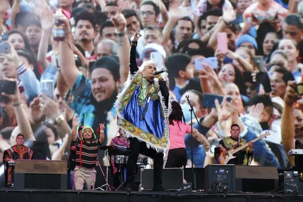 CulturaCiudadMx's tweet photo. ¡Así se vivió el gran cu cu cu #Cumbión en el Zócalo! 

Este sábado el Centro Histórico se convirtió nuevamente en la pista de baile más grande del mundo con las más de 80 mil personas que bailaron al ritmo de @margaritacumbia, @loskumbiakings y @askis_oficial. https://t.co/SaqgscGeZ4