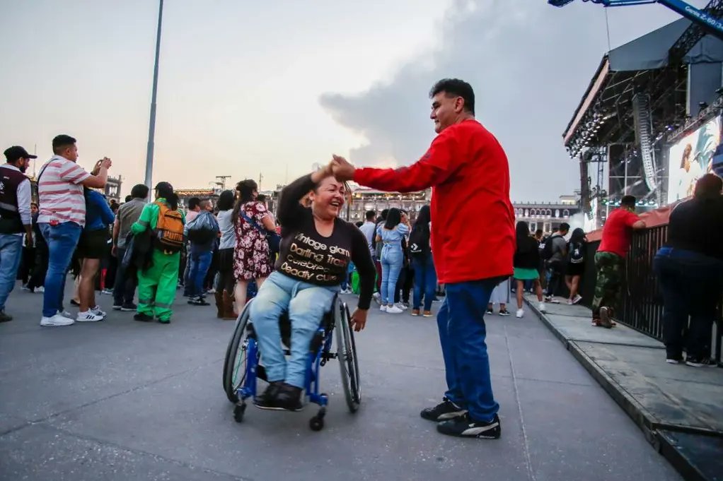 CulturaCiudadMx's tweet photo. ¡Así se vivió el gran cu cu cu #Cumbión en el Zócalo! 

Este sábado el Centro Histórico se convirtió nuevamente en la pista de baile más grande del mundo con las más de 80 mil personas que bailaron al ritmo de @margaritacumbia, @loskumbiakings y @askis_oficial. https://t.co/SaqgscGeZ4