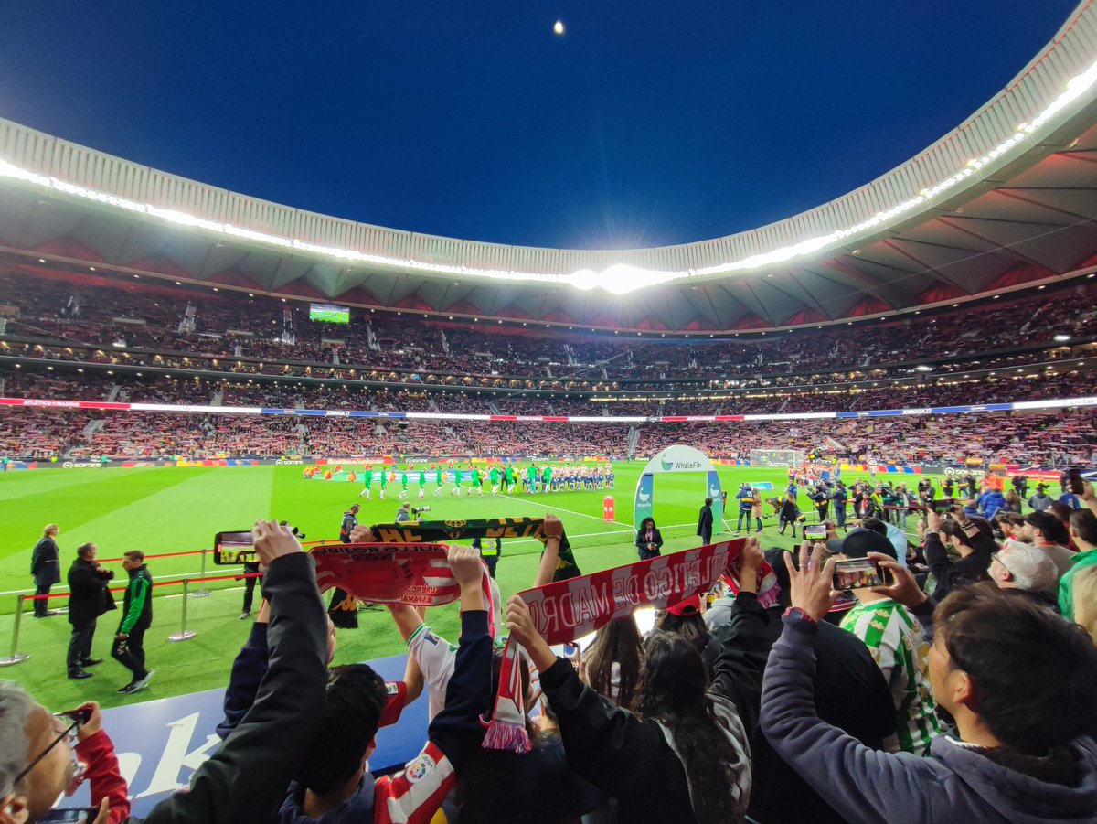Mark_FCE's tweet photo. Wedstrijd 2 vandaag in Madrid! 🇪🇦 Van bovenin Bernabeu naar de zijlijn in het Metropolitano! Atletico Madrid - Real Betis 1-0. Wat een sfeer!! 🤩🤩 #atleticovsbetis #AtleticoMadrid #metropolitano #groundhopping https://t.co/PK6fIzLl5f