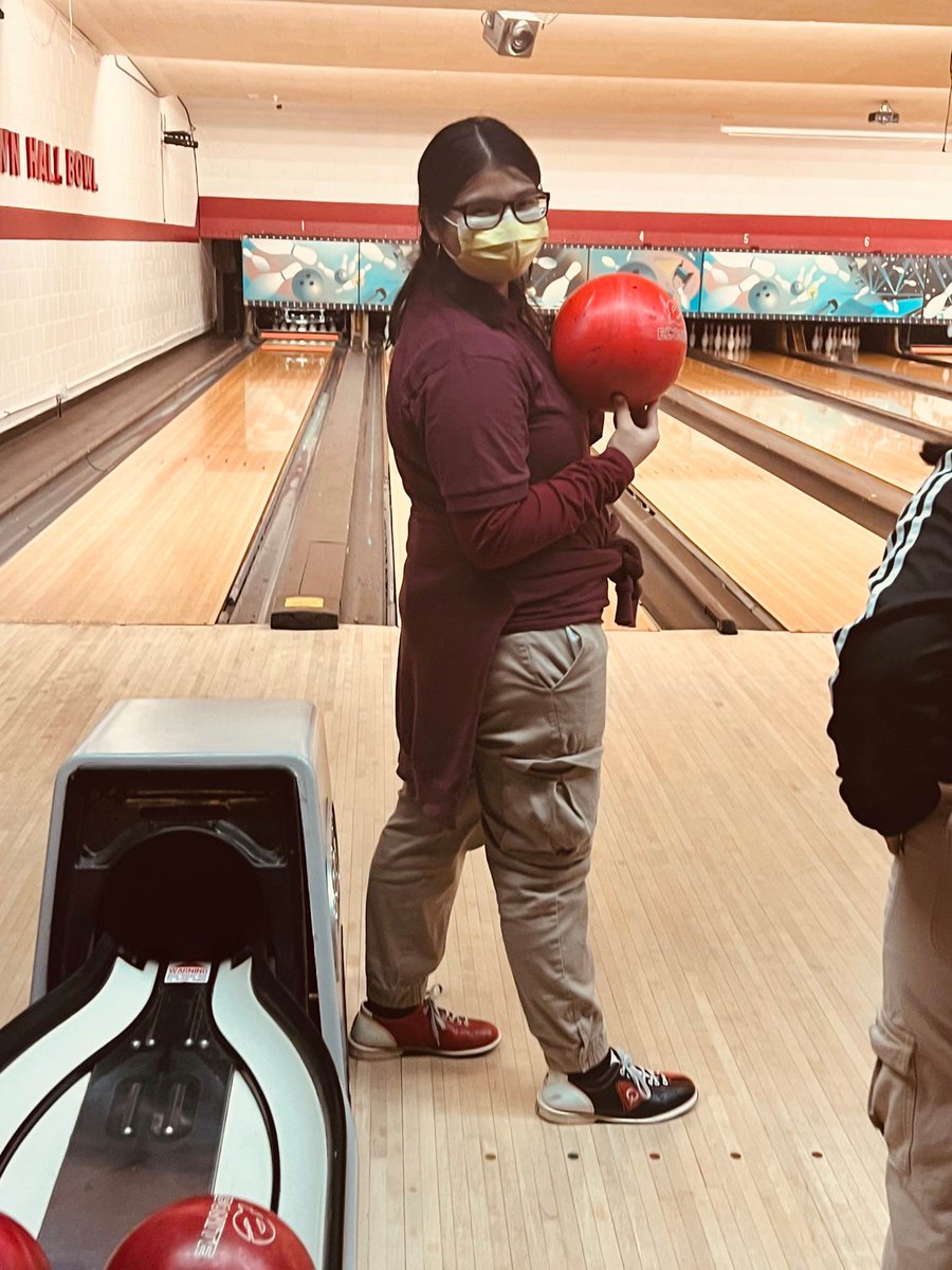 MEBClub's tweet photo. BOLICHEEEE!!! On this walk the club went to play bowling with teams.😄I hope everyone is having fun on this walk and thank you for being at the bilingual club. 😊 https://t.co/oIKGELRQUD