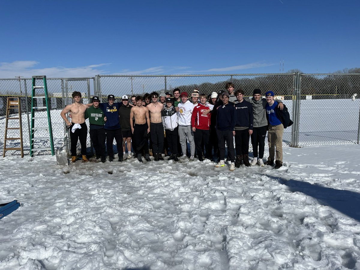 mvvarsbaseball's tweet photo. Little snow on the ground doesn’t stop our guys from grinding out that field setup day! April 10th, we’re ready for you! #tarpsoptional #brotherhood https://t.co/MuO7ycuvpY