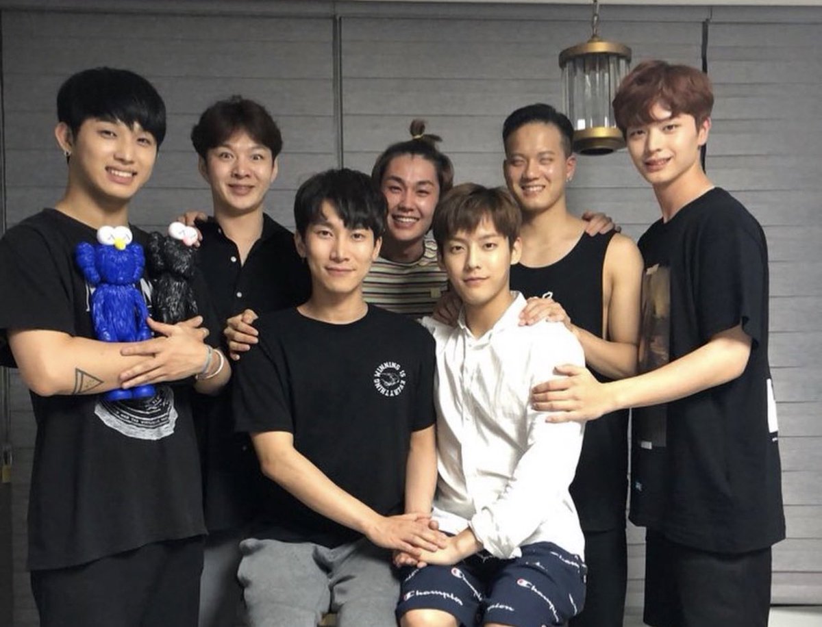 bbosubbie's tweet photo. If you see this tweet, quote it with 4 pics that expose your taste in men.
#BTOB #beagledol #crazy #butcute https://t.co/omEvCa0KLm