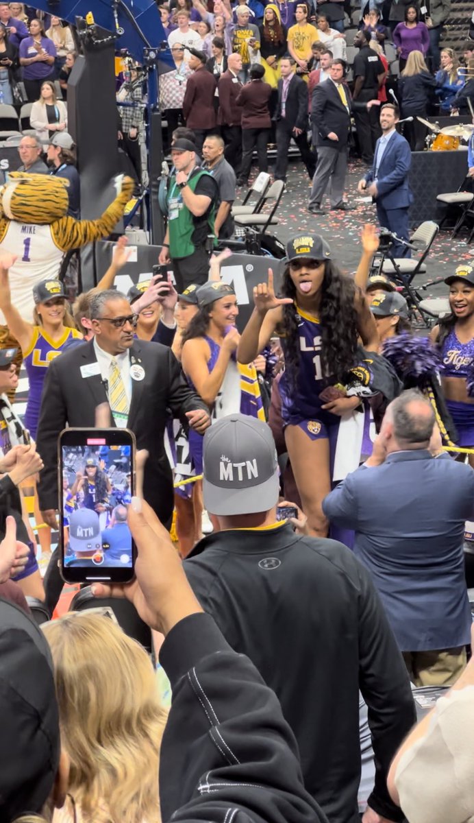 kaileyedwards_'s tweet image. Bayou Barbie clowning these Iowa fans who sat behind their bench 💀