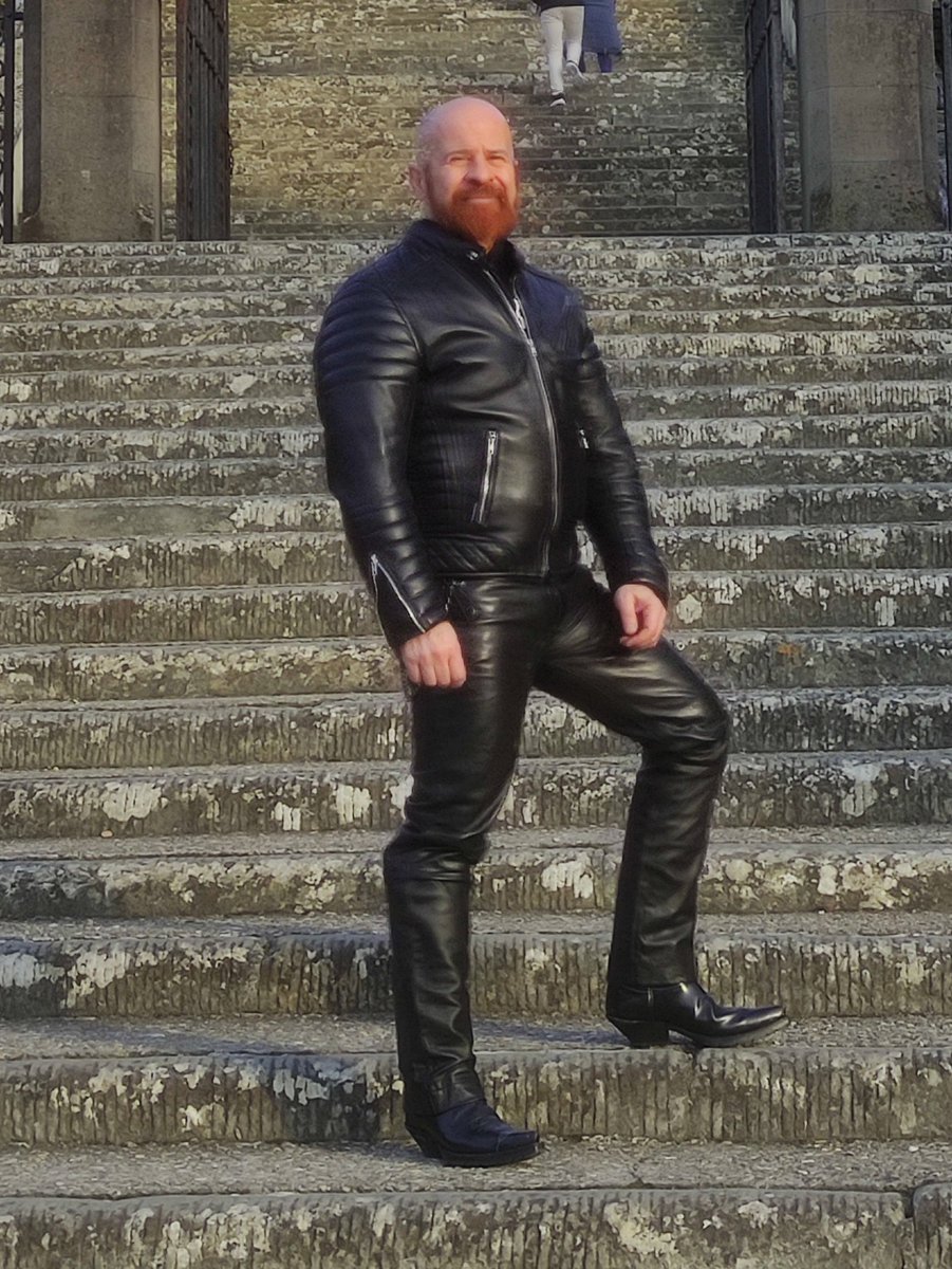 LeatherCode's tweet photo. Up the steps to the glory !
#leather #boots #leatherpants #sendra #cowboyboots #tallboots #mrleatheritalia2017 #mrleatheritaly #leatherbeard #leathermuscle #leatherdaddy #baldandbearded #baldmenwithbeards
Vote for Dodo Awards @leatherclubroma
https://t.co/CsPd6JcH8P https://t.co/KCc9WvqEAh