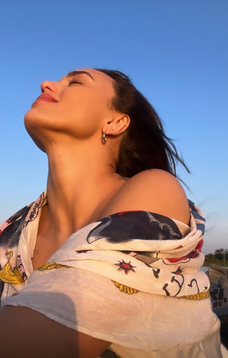Ge89458887's tweet photo. Hoje é um dia muito especial é o dia que essa princesa, linda, maravilhosa, humilde, sincera e talentosa veio ao mundo e eu estou aqui para lhe desejar um FELIZ ANIVERSÁRIO e que o seu caminho seja o de luz e que Deus sempre te ilumine por onde você caminhar! MEUS PARABÉNS #RKday https://t.co/G0hD5RumWS