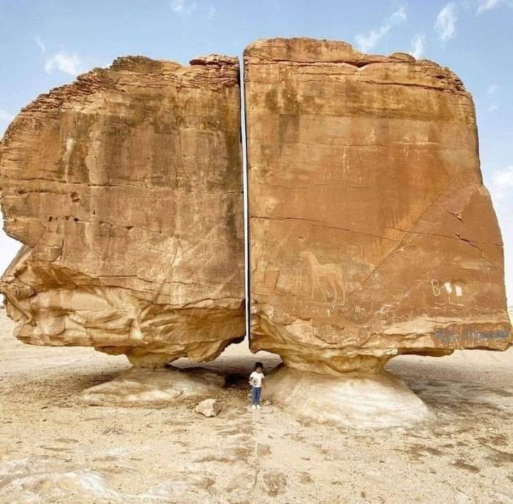 La roca de Al Naslaa en Arabia Saudita 😮 

En Arabia Saudita, se encuentra una extraña piedra que conmociona a millones de turistas desde hace más de un siglo. 

Se trata de Al Naslaa, una formación rocosa, que mide aproximadamente unos nueve metros de alto y siete metros y