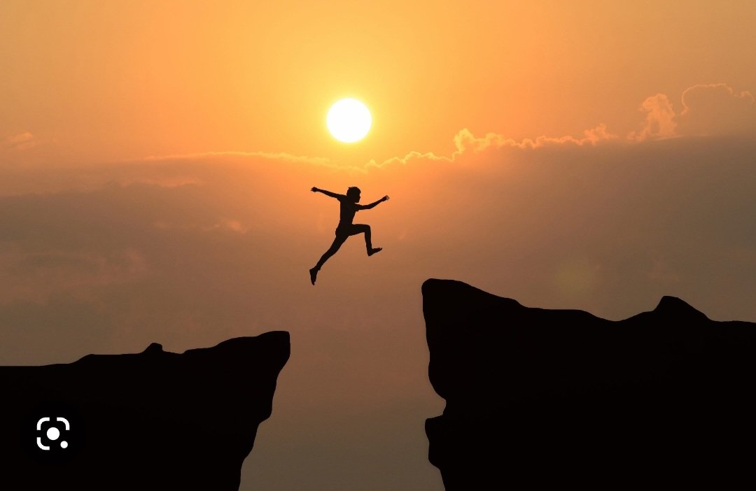 Courageous leaders lead by example and make the hard choices. This helps create a culture of trust &amp; respect. This makes those around them more willing to follow, and develops the school community. #PDSL #leadership <a href="/niamhickey/">Dr. Niamh Hickey</a> @patriciamannixm <a href="/Leaders_SoE/">UL_ELLA</a>