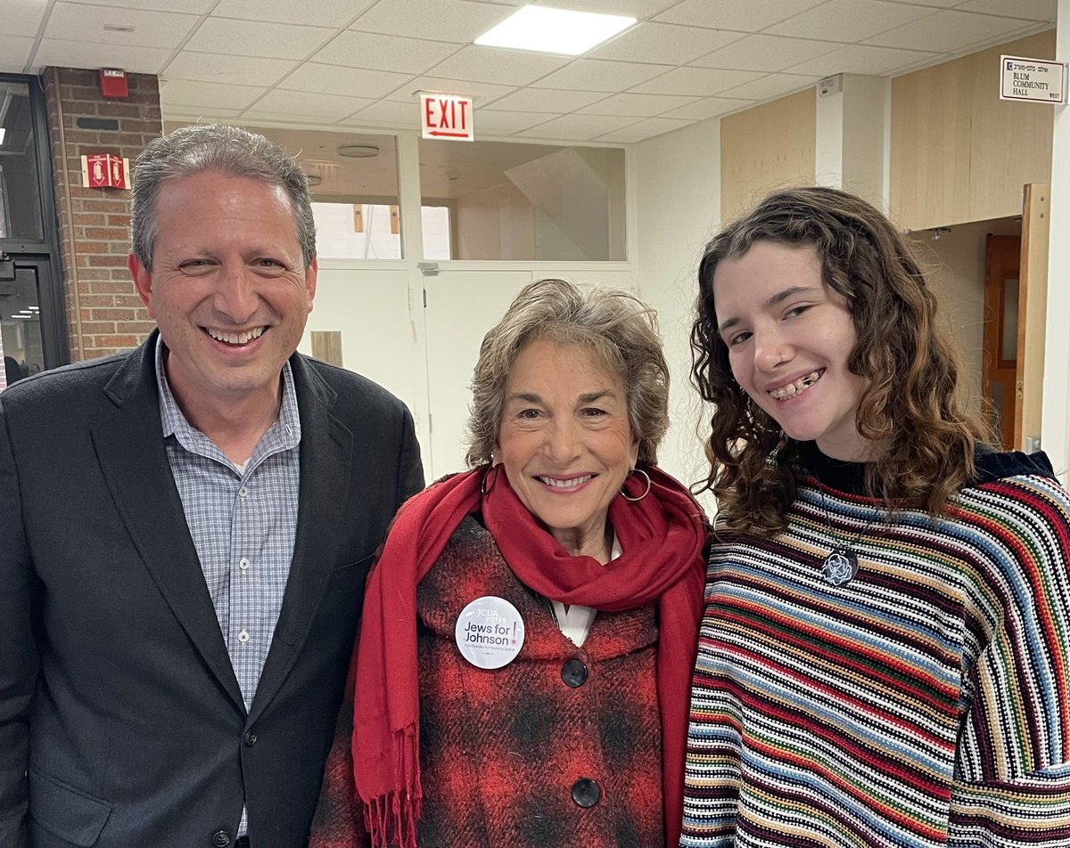 bradlander's tweet photo. Enjoyed hearing @Brandon4Chicago speak to Congregation Anshe Emet about how he’ll build bridges to fight antisemitism &amp; racism.

So many #JewsForJohnson incl. Rosa &amp; me &amp; Congressmember @janschakowsky &amp; @jcua_votes (Chicago’s new version of @TheJewishVote who are out in force) https://t.co/ORfo7wKifP