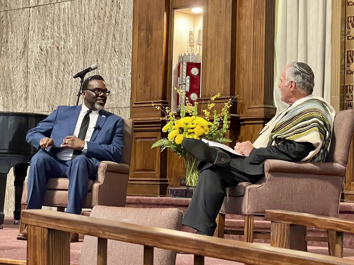 bradlander's tweet photo. Enjoyed hearing @Brandon4Chicago speak to Congregation Anshe Emet about how he’ll build bridges to fight antisemitism &amp; racism.

So many #JewsForJohnson incl. Rosa &amp; me &amp; Congressmember @janschakowsky &amp; @jcua_votes (Chicago’s new version of @TheJewishVote who are out in force) https://t.co/ORfo7wKifP