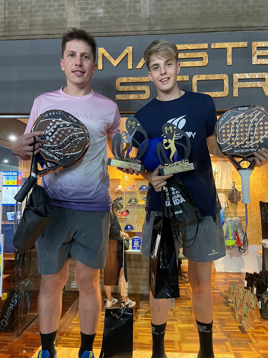 CAMPEONES ! Los jugadores del Side Spin Team <a href="/Tiagovenini/">Tiago Venini</a> de @sidespinargentina y @GuidoPozzer de @sidespin_py se proclamaron Campeones del torneo profesional de Uruguaya disputado en Master Pádel tras vencer a Mirko Kloster e Ivan Aguirre y en semifinales a Andenmatten y Báez.