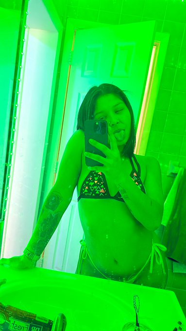 Green is one of my favorite colors 💚 https://t.co/RTOcRL0eOv<a href="/tag/mvsales"class="tags"><span>#mvsales</span></a>