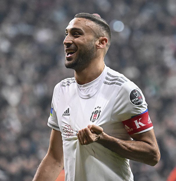 Bu arada Cenk Tosun taraftar kendisini alkışladı diye saha ortasında takıma kutlama yaptırmadı.

Biraz örnek alır umarım oyuncularınız kendini yere atanı alnından öpmek ile olmuyor bu işler.