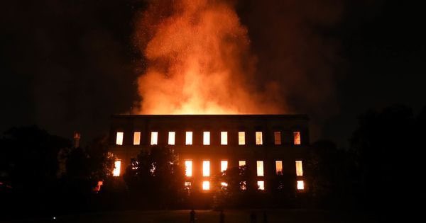 Identidad2023's tweet photo. Museo Nacional de Brasil🇧🇷 | Este museo de #RíodeJaneiro empezó a arder tras un fallo eléctrico en una de las salas de exhibiciones temporales del primer piso. https://t.co/cFL0M1hdnQ