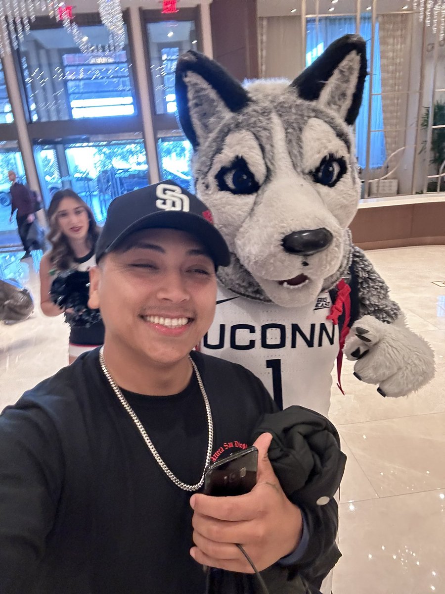 (I know I look high) last week in Vegas for the #BenavidezPlant fight… never woulda thought we’d be playing these vatos tomorrow… LET’S GO AZTECTS !!! @Aztec_MBB #MarchMadness #SDSUAztecs