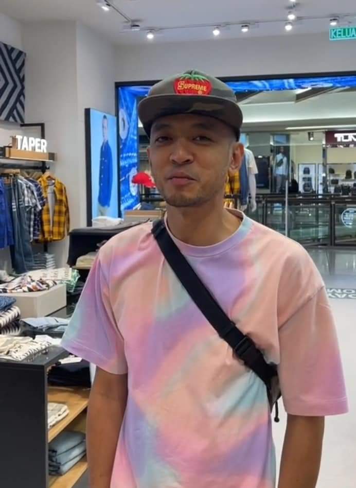 SentulTimes's tweet photo. Kejadian semalam Tomok minta tolong orang ramai bantu, mereka sekeluarga ditahan tak boleh keluar dari butik seluar jenama mahal levi's kerana anaknya tumpahkan pewarna kuku keatas beberapa seluar dan baju yang mahal dari kedai itu, jumlahnya melebihi 5 ribu lebih... https://t.co/gGwsvWyZqa