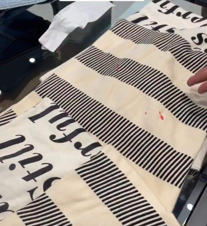 SentulTimes's tweet photo. Kejadian semalam Tomok minta tolong orang ramai bantu, mereka sekeluarga ditahan tak boleh keluar dari butik seluar jenama mahal levi's kerana anaknya tumpahkan pewarna kuku keatas beberapa seluar dan baju yang mahal dari kedai itu, jumlahnya melebihi 5 ribu lebih... https://t.co/gGwsvWyZqa