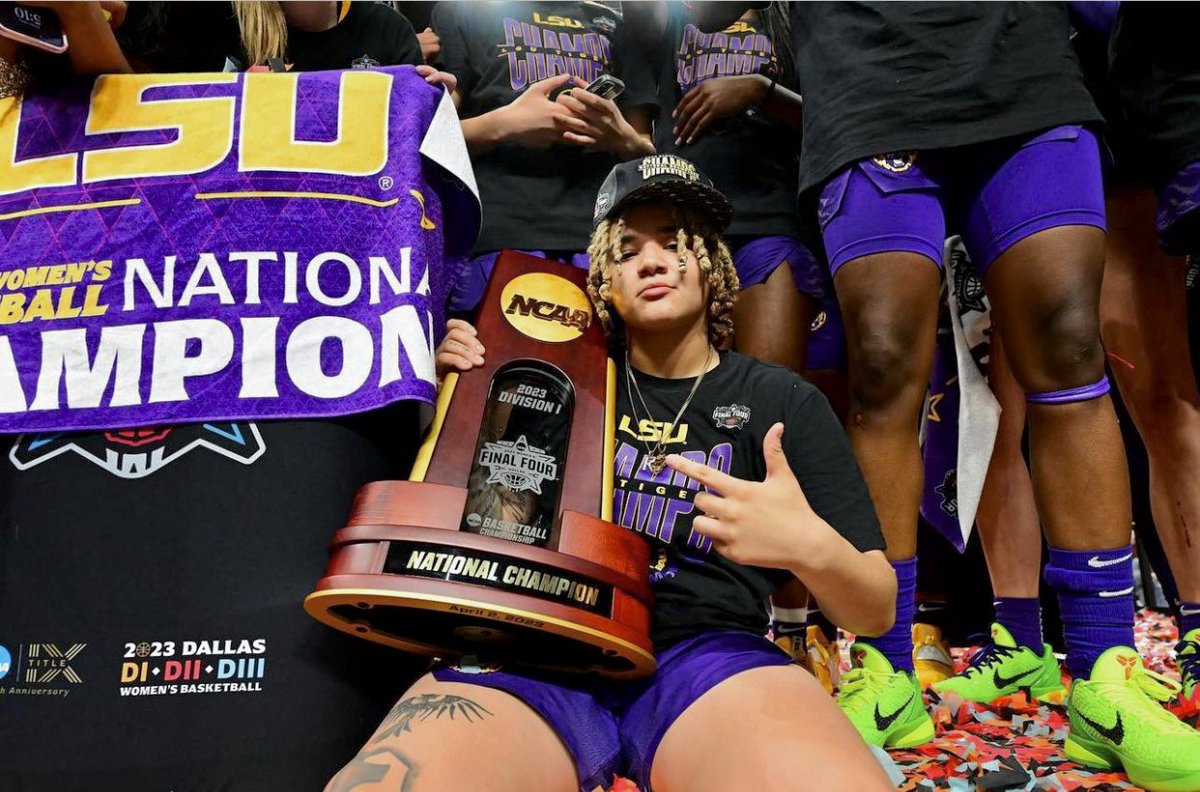 MilaniMalik's tweet image. 🗣Let’s gooooooooooooo!!!!!!!!!
Congratulations @kateripoole5 I’m soooo proud of you! 
#NationalChampions #LSUWBB 🏅🙌🏾
#NYCStandUp 🗽