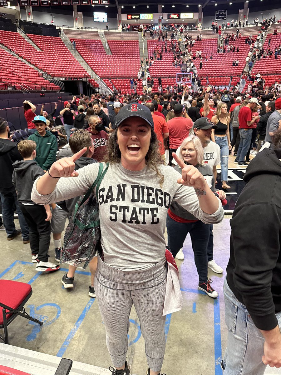 CuylaCoogan's tweet image. Can’t wait for the National Championship on Monday!!! #LetsGoAztecs #AztecAlum