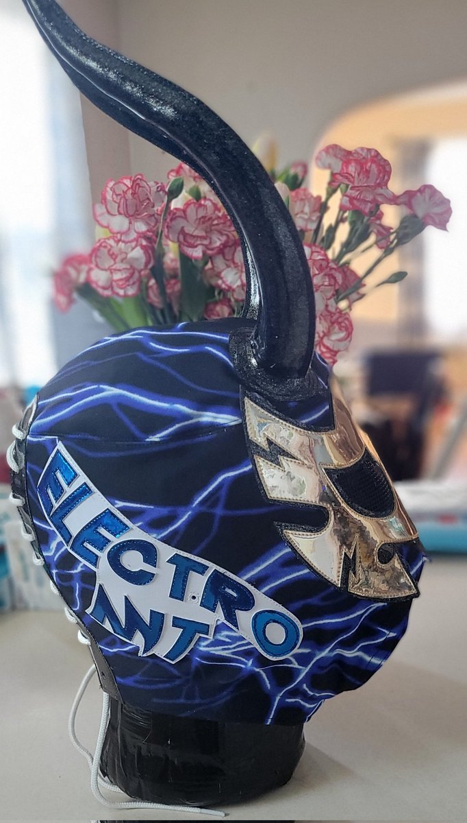 UltimoAnt's tweet photo. A late Week 3 entry for #MaskMakingMarch. The prompt was to make a mask with the inspiration of the number 5. 

@Electro_Ant recently celebrated his 5th anniversary of his first match! One special fusion mask for the lad! https://t.co/R6svgcCX3i