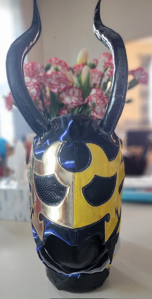UltimoAnt's tweet photo. A late Week 3 entry for #MaskMakingMarch. The prompt was to make a mask with the inspiration of the number 5. 

@Electro_Ant recently celebrated his 5th anniversary of his first match! One special fusion mask for the lad! https://t.co/R6svgcCX3i