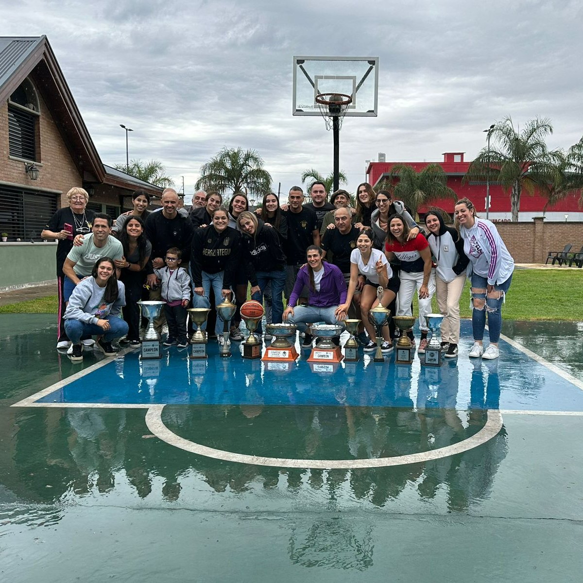 ¡La costumbre de salir campeonas! ☝🏆