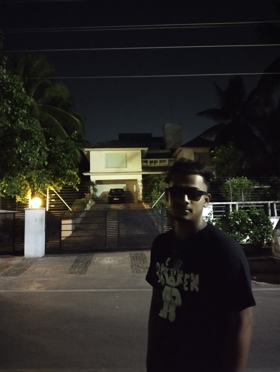 Moksedin's tweet photo. @alluarjun sir I finally reached your house
.
.
.
#alluarjun #pushpatherule #alluarjunonline #alluarjunfan #alluarjunhouse https://t.co/V0z4XBEfZI