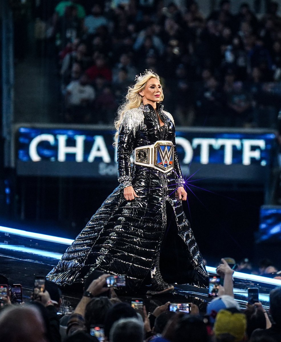 MsCharlotteWWE's tweet photo. diamonds are forever 
#WrestleMania #WrestleMania39 https://t.co/iofiJzeCRo