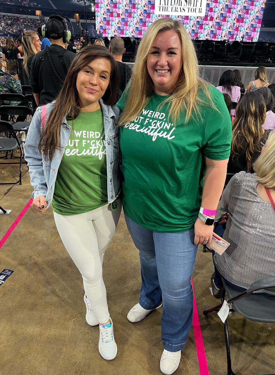 ProfDaniM's tweet image. ❄️🎶 Like snow on the beach… ☃️ @taylornation13 #TSErasTourArlington #TSErasTour