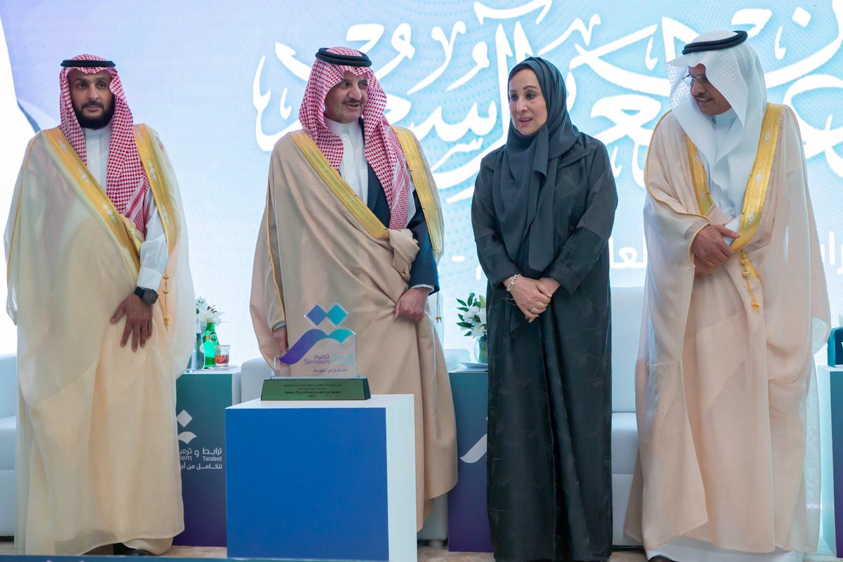 emara_sharqia's tweet photo. وقدم رئيس مجلس إدارة ترميم في نهاية كلمته الشكر والتقدير لسمو أمير الشرقية راعي الاحتفال على دعمه الدائم لأعمال الجمعية وسمو نائبه لدعمه المتواصل ، كما شكر جميع الحضور ورجال الخير على مشاركتهم الاحتفال  وعلى دعم الجمعية لتحقيق تطلعات مستفيديها.

وتم خلال الاحتفال تقديم عرض مرئي عن إنجازات جمعية ترابط ، كما تم استعراض مشاريعها ، بالإضافة إلى تقديم عرض مرئي عن مشاريع جمعية ترميم ، كما تم الاستماع لكلمة احدى مستفيدات جمعية ترميم ، حيث تحدثت عن كيفية تحول حياتها للأفضل بدعم أصحاب الأيادي البيضاء .