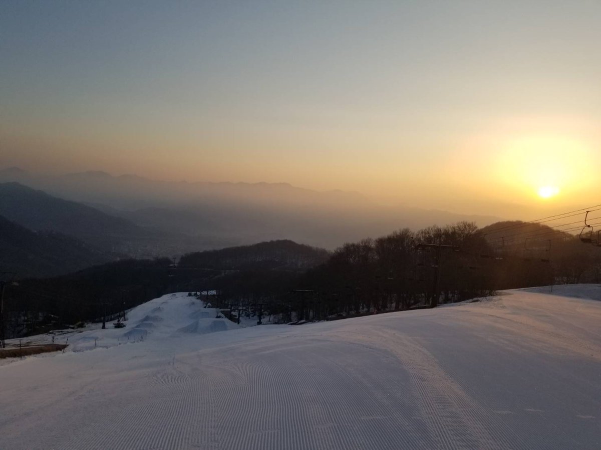 Hakuba_47's tweet photo. ゴンドラスタッフ朝一リポート!
今朝の朝イチも美しかった~☀️✨
#hakuba47 #hakuba #hakubavalley #白馬47 #白馬 #スキー #スノーボード #skiing #snowboarding #全面滑走可能 #春スキー #ザラメ #cornsnow #薄着 #朝一 #日の出 #gondola #Line8 #ゴンドラ https://t.co/Xn5EKtqq8O