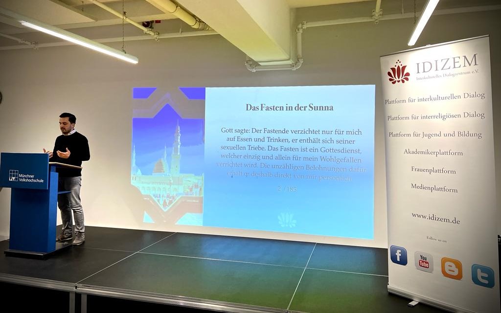 IDIZEM's tweet image. Bildung geht (auch) durch den Magen: unser Vortrag zum Fastenmonat Ramadan an der Münchner Volkshochschule @vhs_muenchen mit anschließendem Iftar.
#Iftar #fasten #Ramadan #ramadankareem