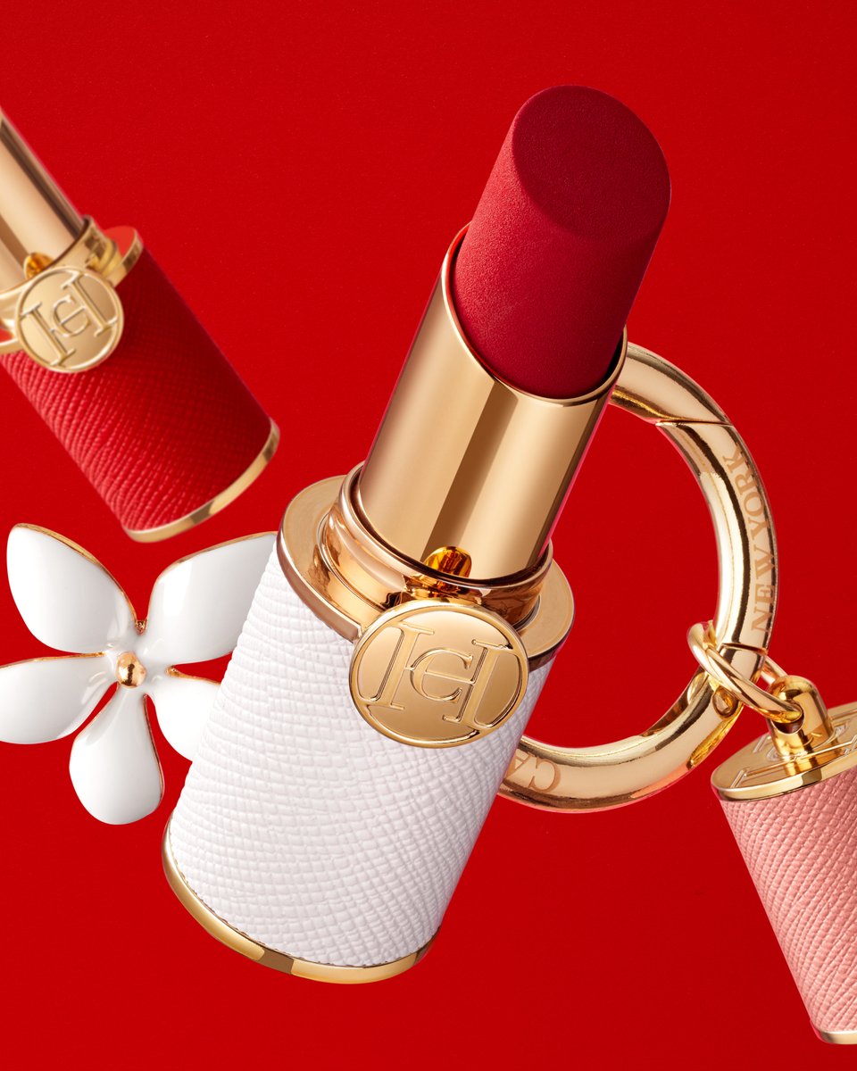 HouseofHerrera's tweet photo. #HerreraBeauty's Good Girl Mini Lipstick in shade Alegria (color n° 410). Formulated for up to 12 hours of wear, it's non-drying and non-flaking thanks to its flexible beeswax-enriched structure. 
🛍 Discover it online and shop for selected countries at https://t.co/UaOXRZqVNj https://t.co/ygcKPyT3GL