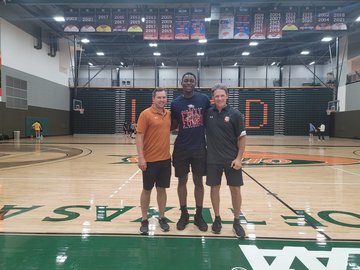 JrOnyeme's tweet photo. Thank you to every college coach who recruited me and allowed my family and I to visit their campus throughout the recruiting process. I would like to announce that I'll be continuing my education and athletic career @UT_Dallas @UTDALLAS_MBB @Jfleming5. Go Comets! ☄ #Committed https://t.co/6uEz8SwgSE
