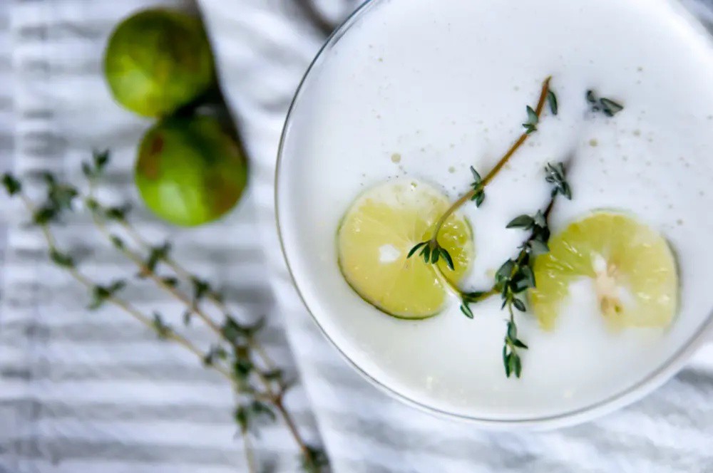 This cocktail uses a dry shake, which is when you shake up the ingredients before adding in any ice, to mix them all up and make the drink nice and frothy.

Read the full article: Vodka Sour with Key Lime &amp; Thyme
▸ lttr.ai/vB1l

#VodkaSour #Cocktails