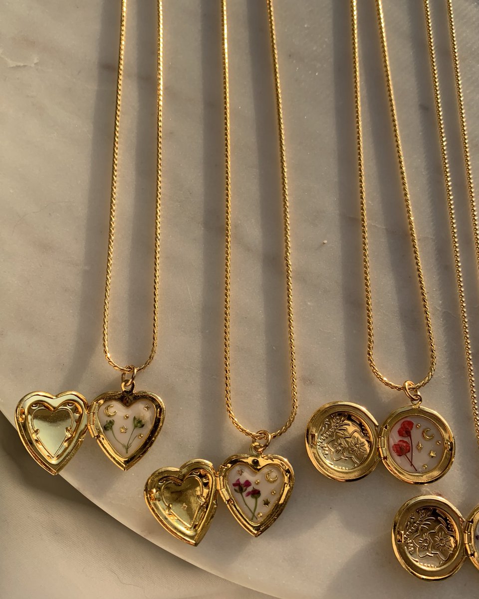 alwayssmileback's tweet photo. flower filled lockets are now live 💐💫✨ https://t.co/VfBPQ0E4zB