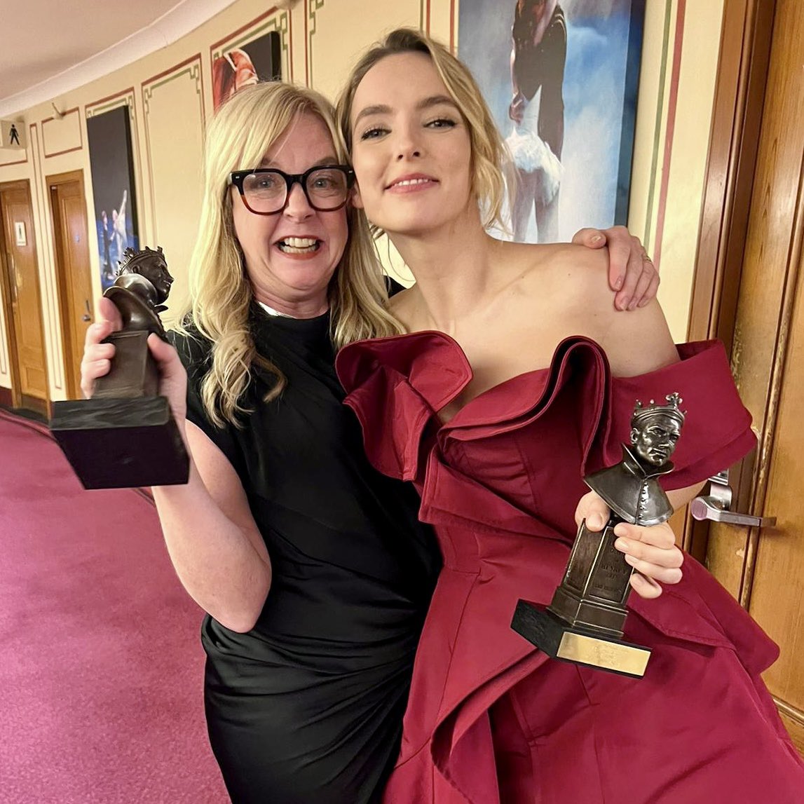 estreetprods's tweet photo. 🏆 Best New Play 
🏆 Best Actress 

#OlivierAwards #JodieComer #PrimaFaciePlay https://t.co/ys2z89CkCY