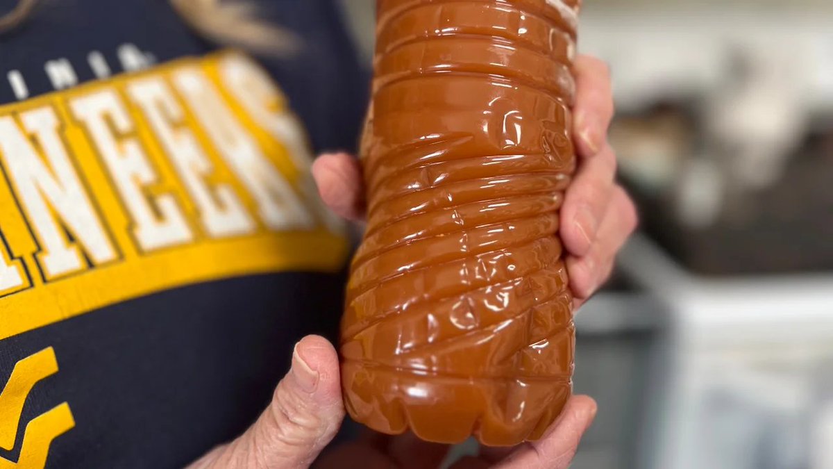 GregforNC's tweet photo. This was drinking water in Mohawk WV. let's loosen more EPA regulations in Trump country... This is terrible..Tammie Bailey worries every day that her water will turn bad. That the smell of rotten eggs and rotting meat will come out of her kitchen tap again. (CNN) https://t.co/Icg3WpM5Xx