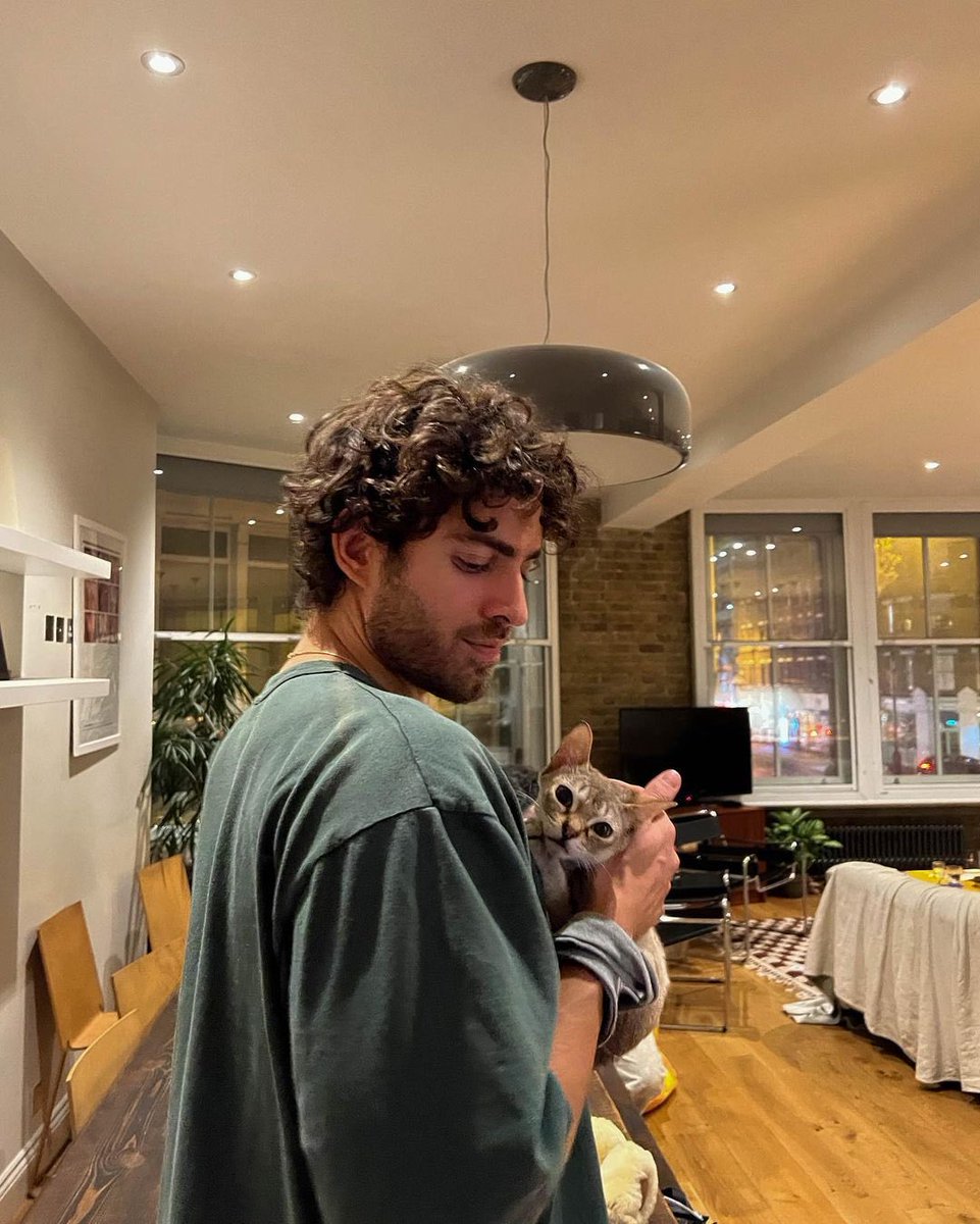 cherche recherche rp rpdm 

hello tout le monde je relance ce compte avec un tout nouveau départ 
par conséquent j’ai mes dms et ma tl complètement vide alors je vous laisse réagir si ça vous intéresse qu’on fasse connaissance

fav pour dm et follow
rt pour la visibilité merci