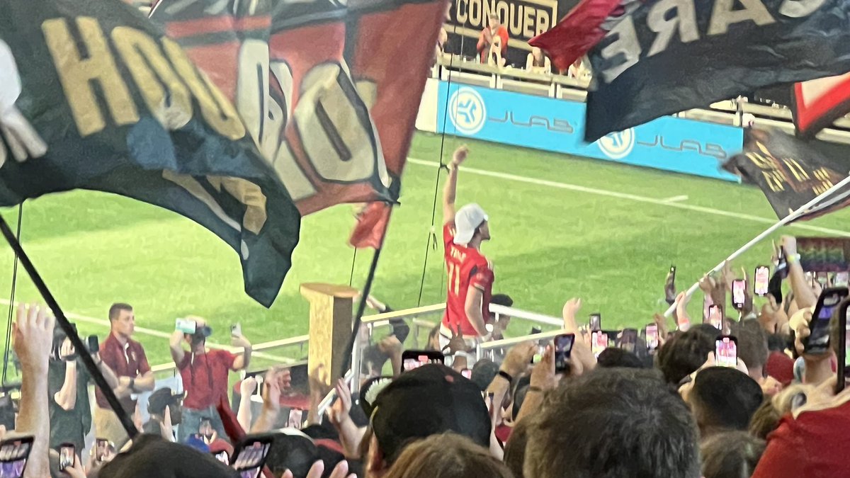 atlsat's tweet photo. Had a blast Saturday night with my sports pal @cavitt at the @ATLUTD match hosting @NewYorkRedBulls on #KSUOwls night! AND Marietta High School JROTC was the Color Guard for the National Anthem #WeAreTheA #UniteAndConquer #AtlantaGa #ATL https://t.co/7ABrChCCVH